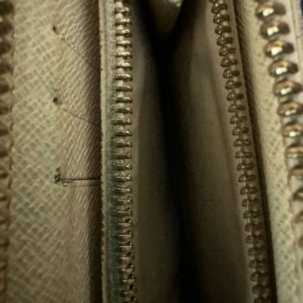 Louis Vuitton Vintage Beige and Gray Checkered Zippy Wallet. - Picture 3 of 10